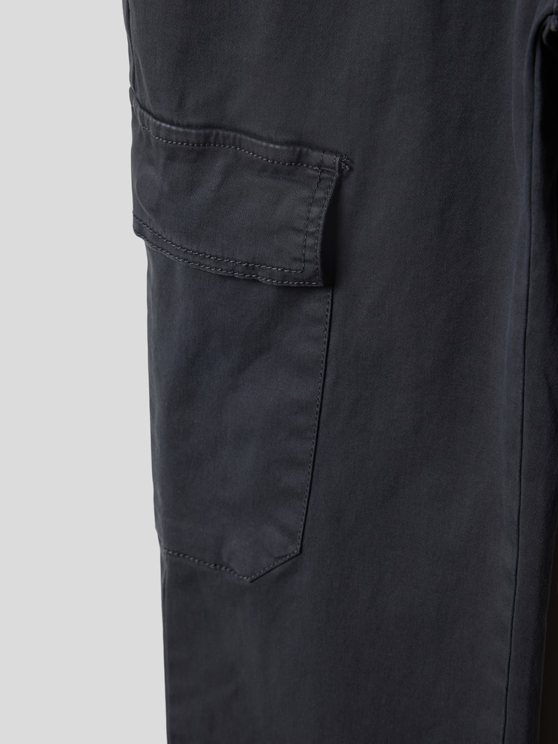 Cargohose mit Label-Patch in dunkelgrau