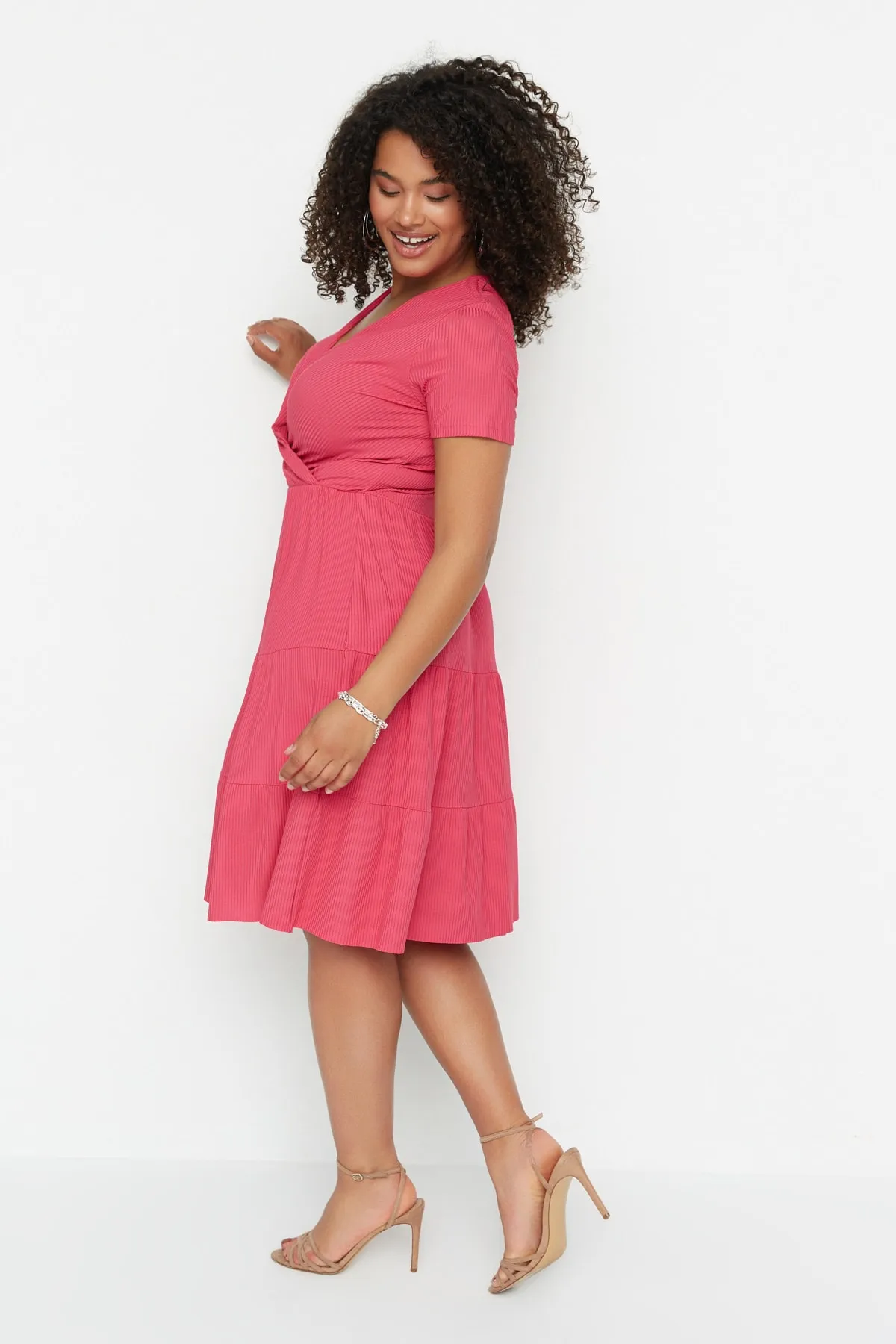 Trendyol Curve  Fuchsiafarbenes Strickkleid mit V-Ausschnitt und Blumenmuster TBBSS22EL1638