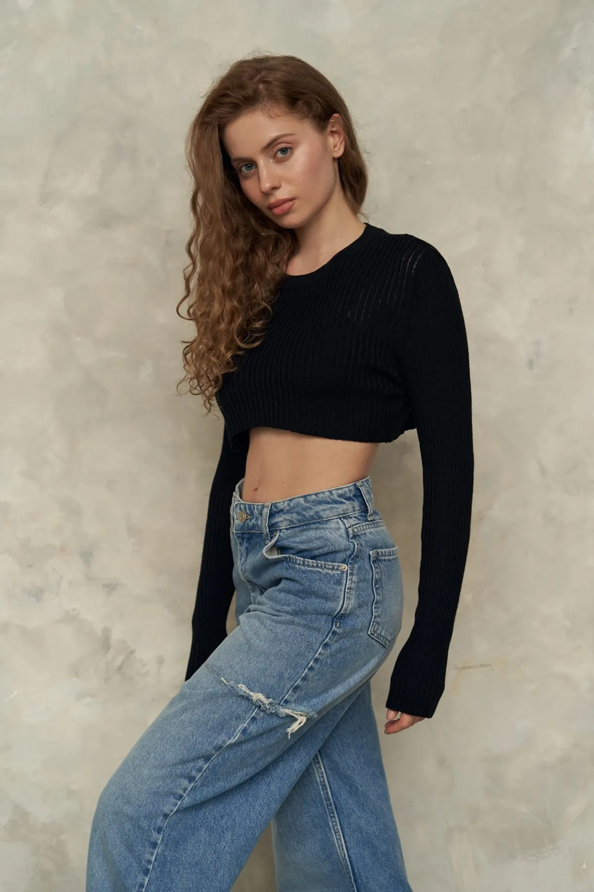 MAİ COLLECTİON  Schwarzes Strick-Crop mit weicher Textur von Liana