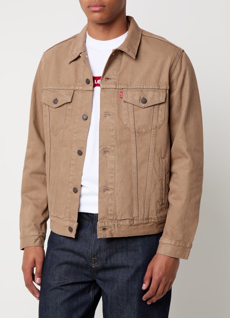 Jaqueta jeans Levi's estilo trucker com bolsos no peito.