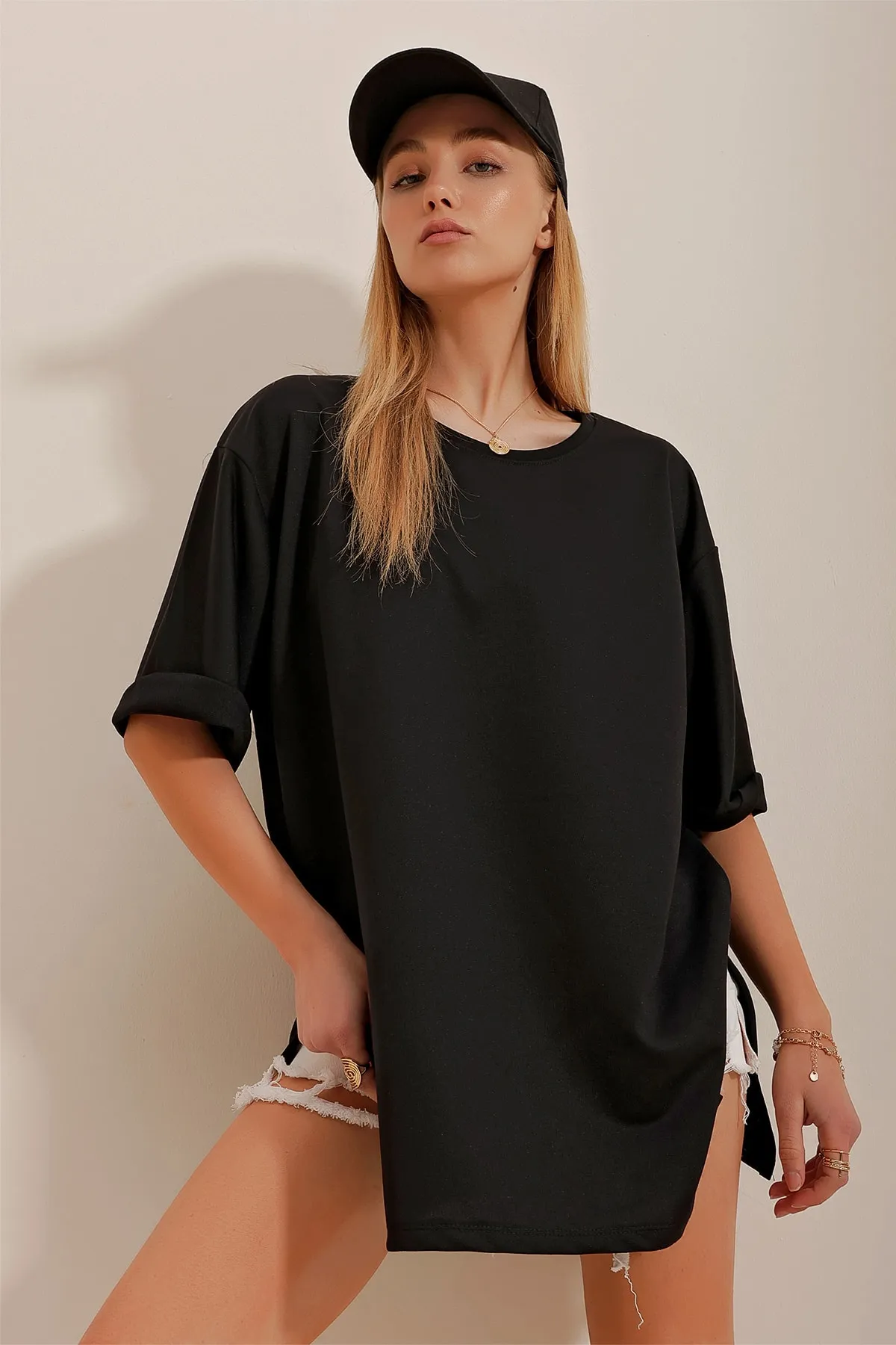 Trend Alaçatı Stili  Schwarzes Damen-T-Shirt mit Rundhalsausschnitt, doppelten Ärmeln, zwei Fäden und Seitenschlitzen in Übergröße ALC-X7871