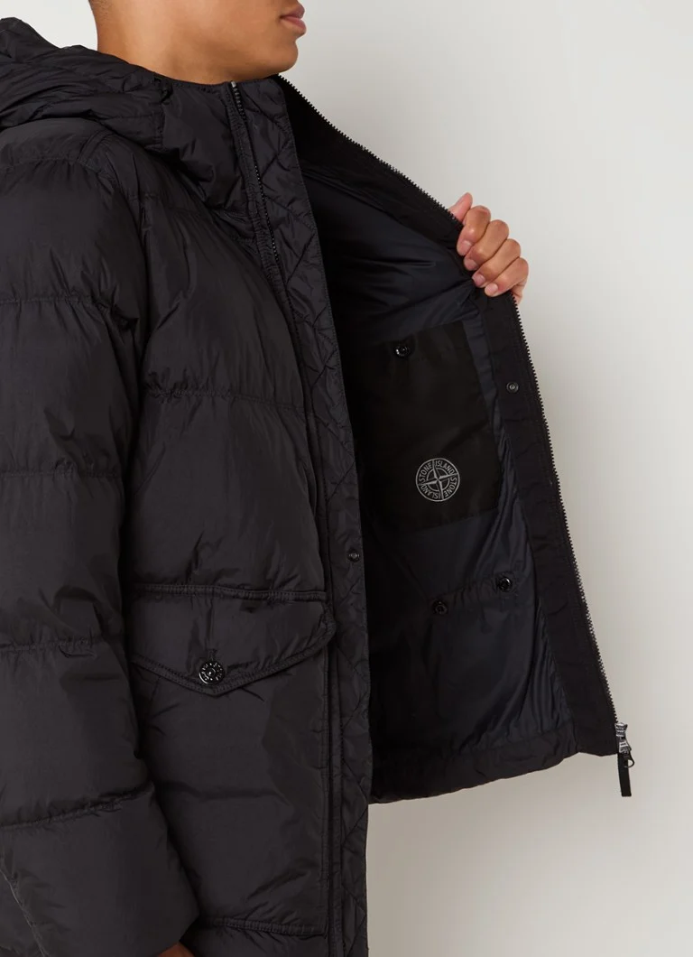 Jaqueta puffer Stone Island 40723 com enchimento de plumas e bolsos com aba.