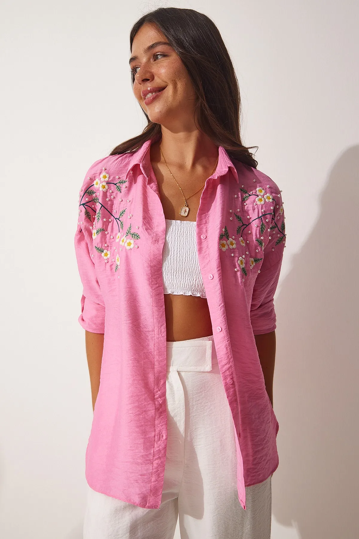 Happiness İstanbul  Übergroßes Ayrobin-Hemd für Damen in Rosa mit Perlenstickerei WK00001
