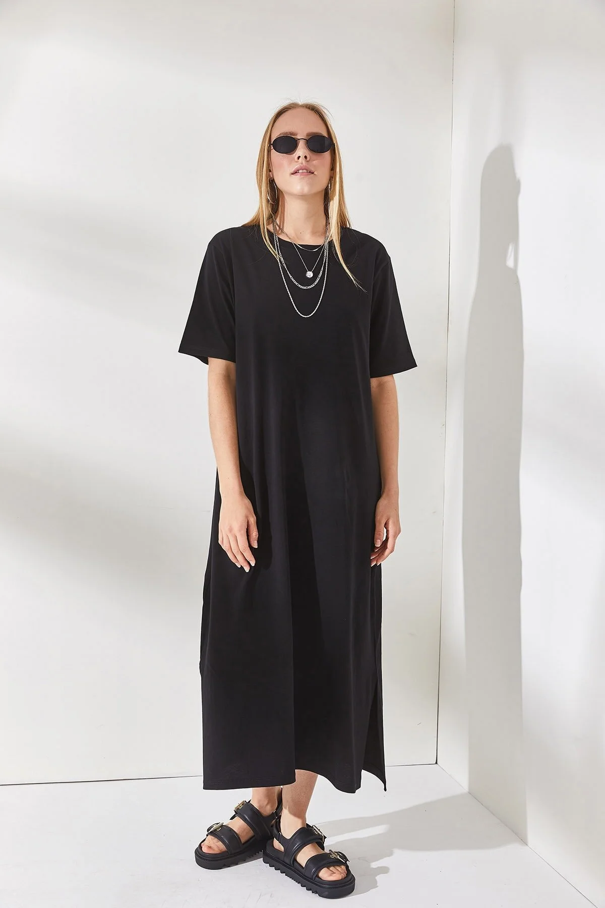 Olalook  Schwarzes Oversize-Baumwollkleid mit seitlichem Schlitz für Damen ELB-19001880