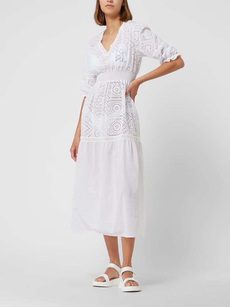 Kleid aus Lochspitze in weiß