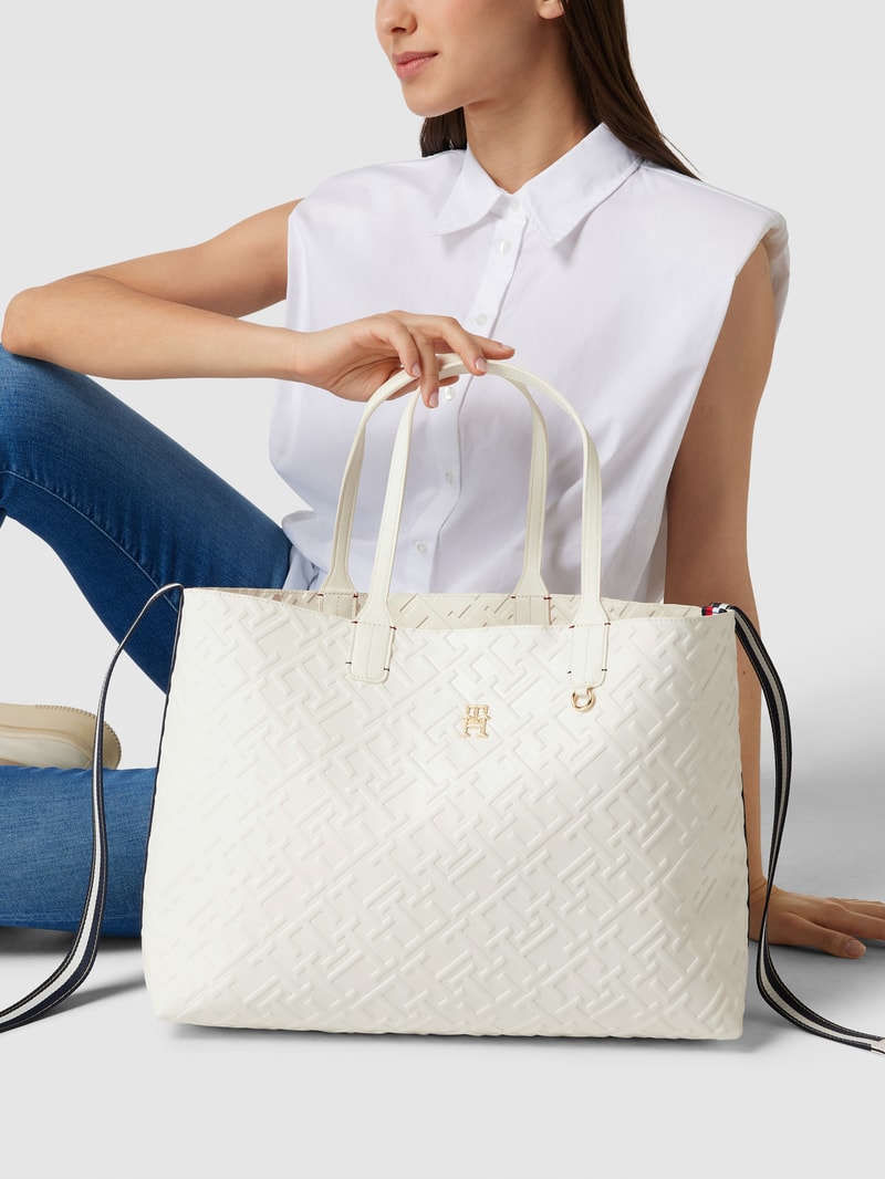 Shopper mit Allover-Label-Prägung Modell 'ICONIC' in weiß