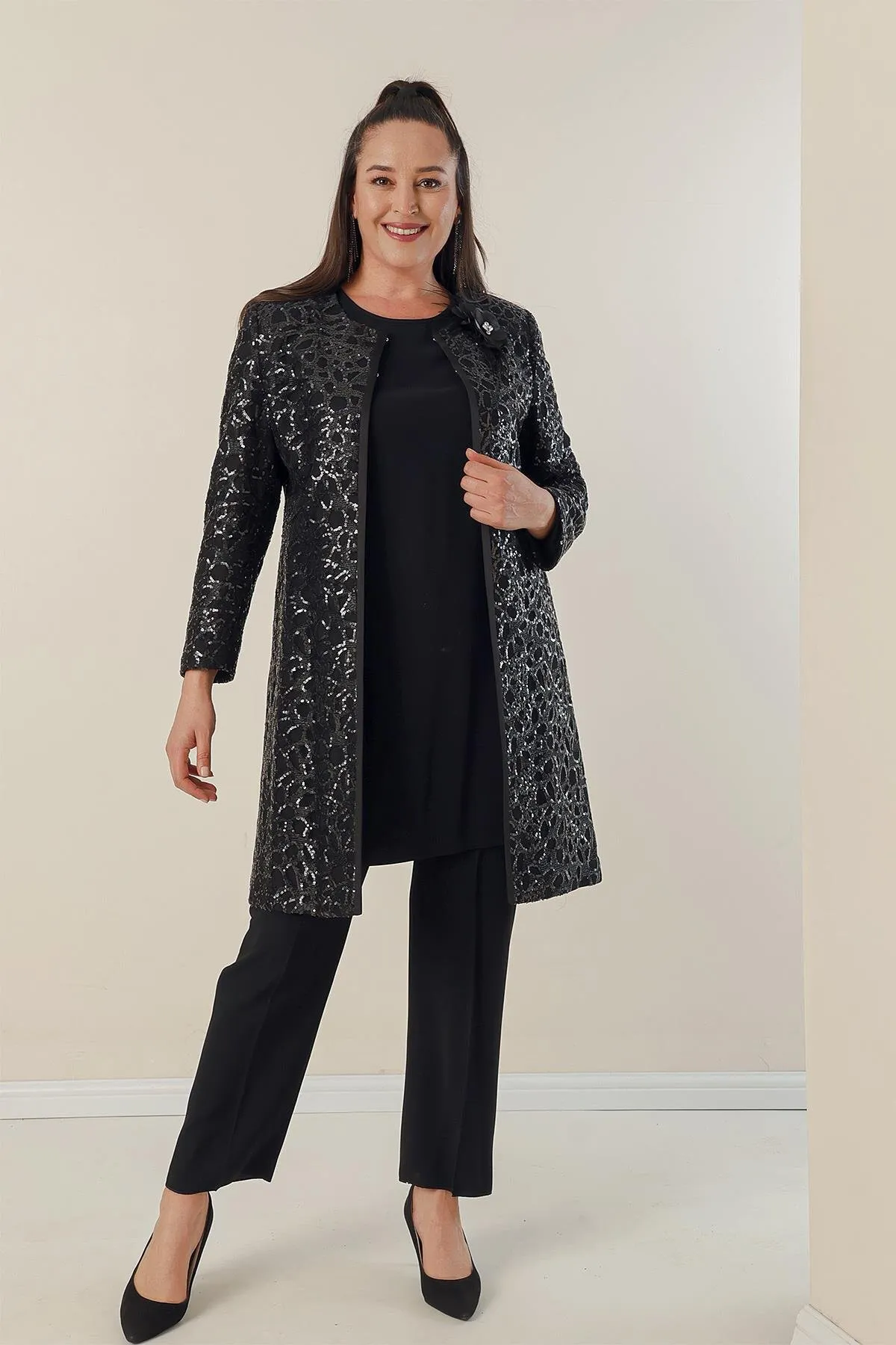By Saygı  Kreppbluse mit Seitenschlitzen, Ärmeln und paillettengefütterter Jacke und Hose, 3-teiliges Set in Übergröße