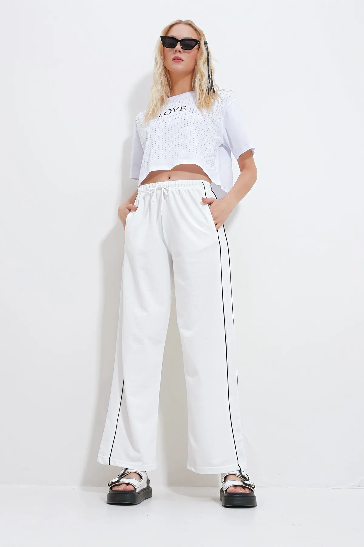 Trend Alaçatı Stili  Weiße Damen-Jogginghose mit doppelten seitlichen Taschen und geripptem Bein und weitem Bein ALC-X11984
