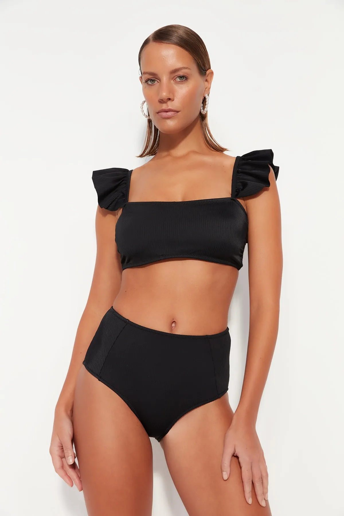 Trendyol Collection  Schwarze strukturierte Bikinihose mit hoher Taille und normalem Beinverlauf TBESS22BA0039
