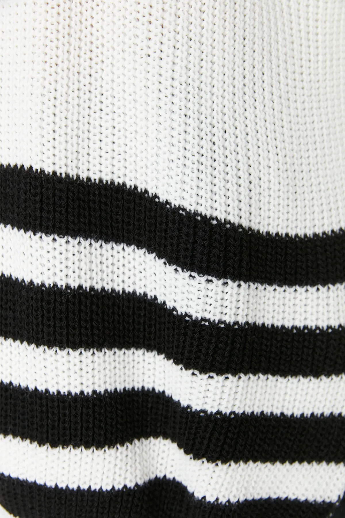 Trendyol Collection  Ecru gestreifter Oversize-Strickpullover TWOAW23KZ00005