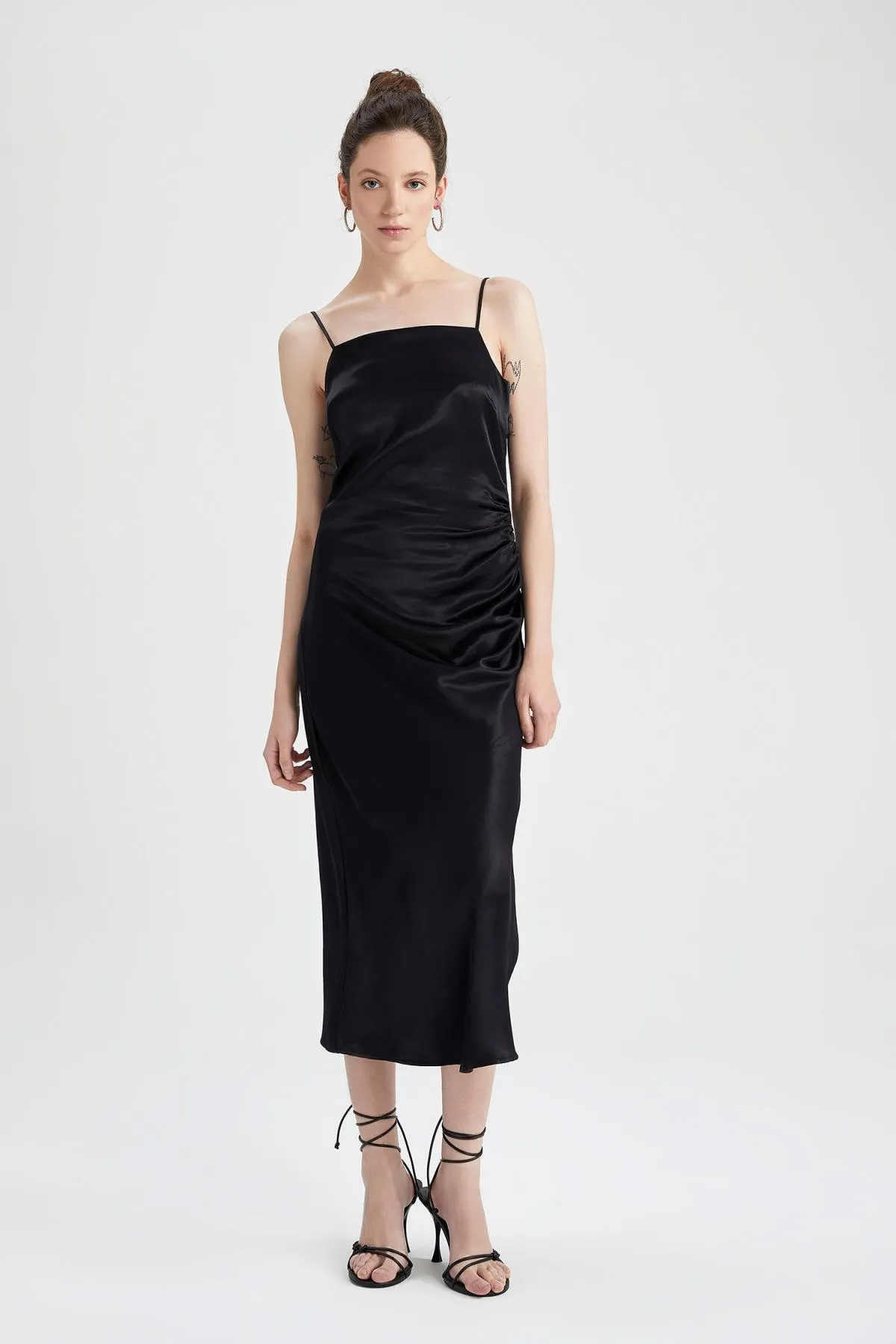 DeFacto  Schwarzes, figurbetontes Midikleid aus Satin – mit Trägern, Z6815az22wn