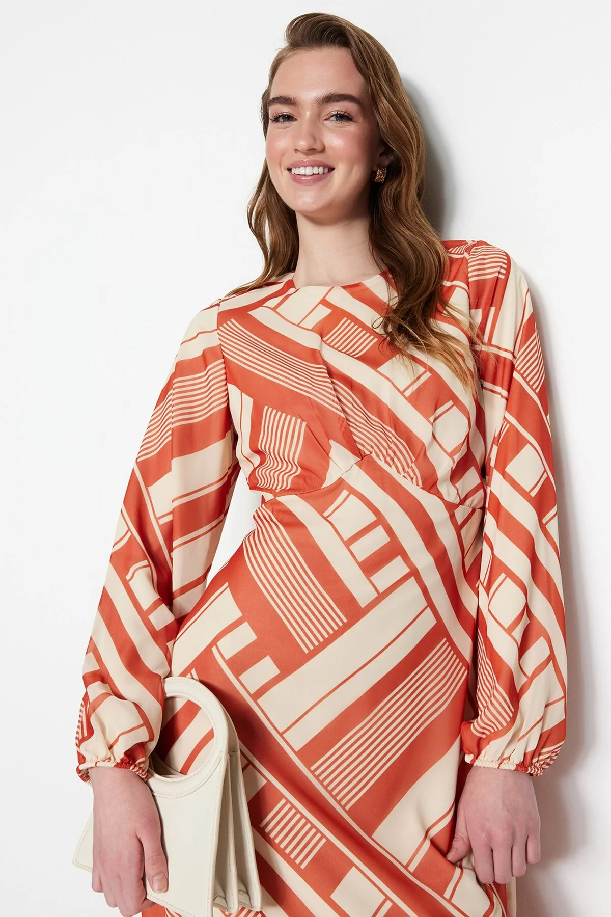 Trendyol Modest  Oranges, geometrisch gemustertes, gefüttertes gewebtes Chiffonkleid TCTSS23EB00063