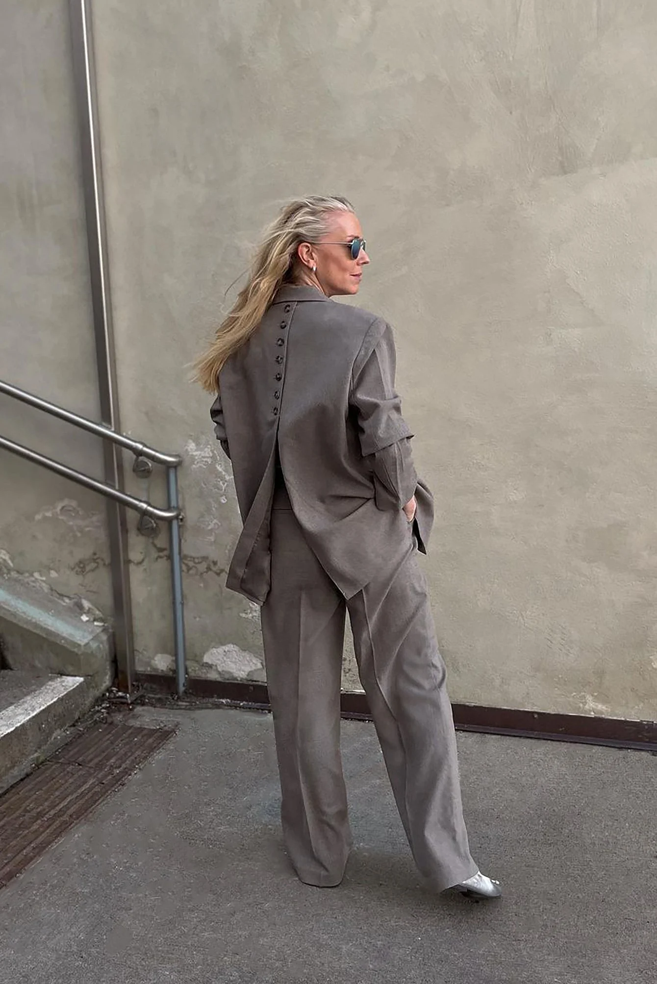 Figurbetonte Anzughose mit mittelhoher Taille