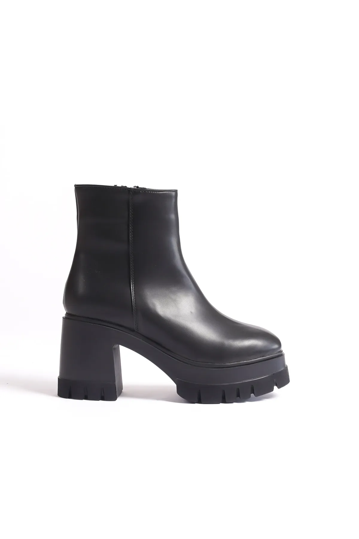 Capone Outfitters  Damenstiefel mit runder Spitze und seitlichem Reißverschluss und mittelhohem Absatz