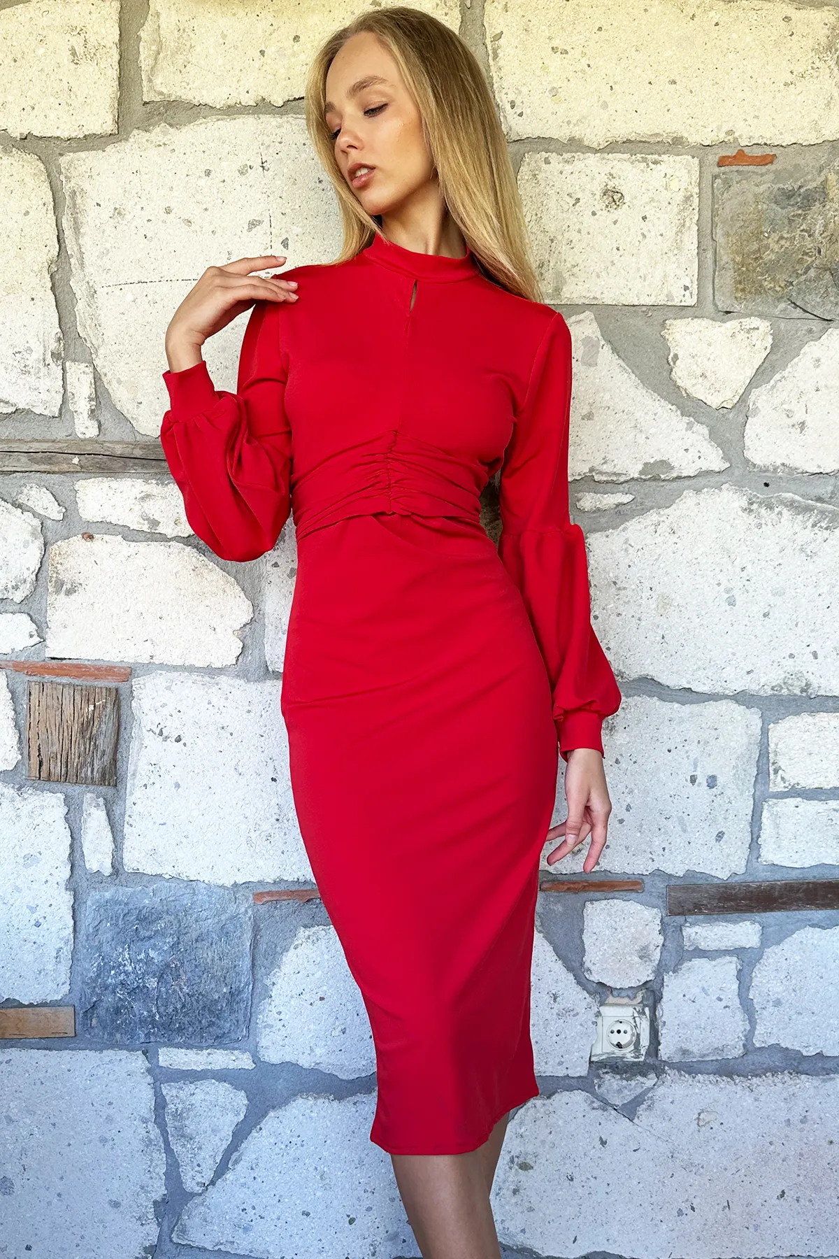 Trend Alaçatı Stili  Damenkleid mit rotem Taillenbund und hohem Kragen und Ballonärmeln ALC-X10936