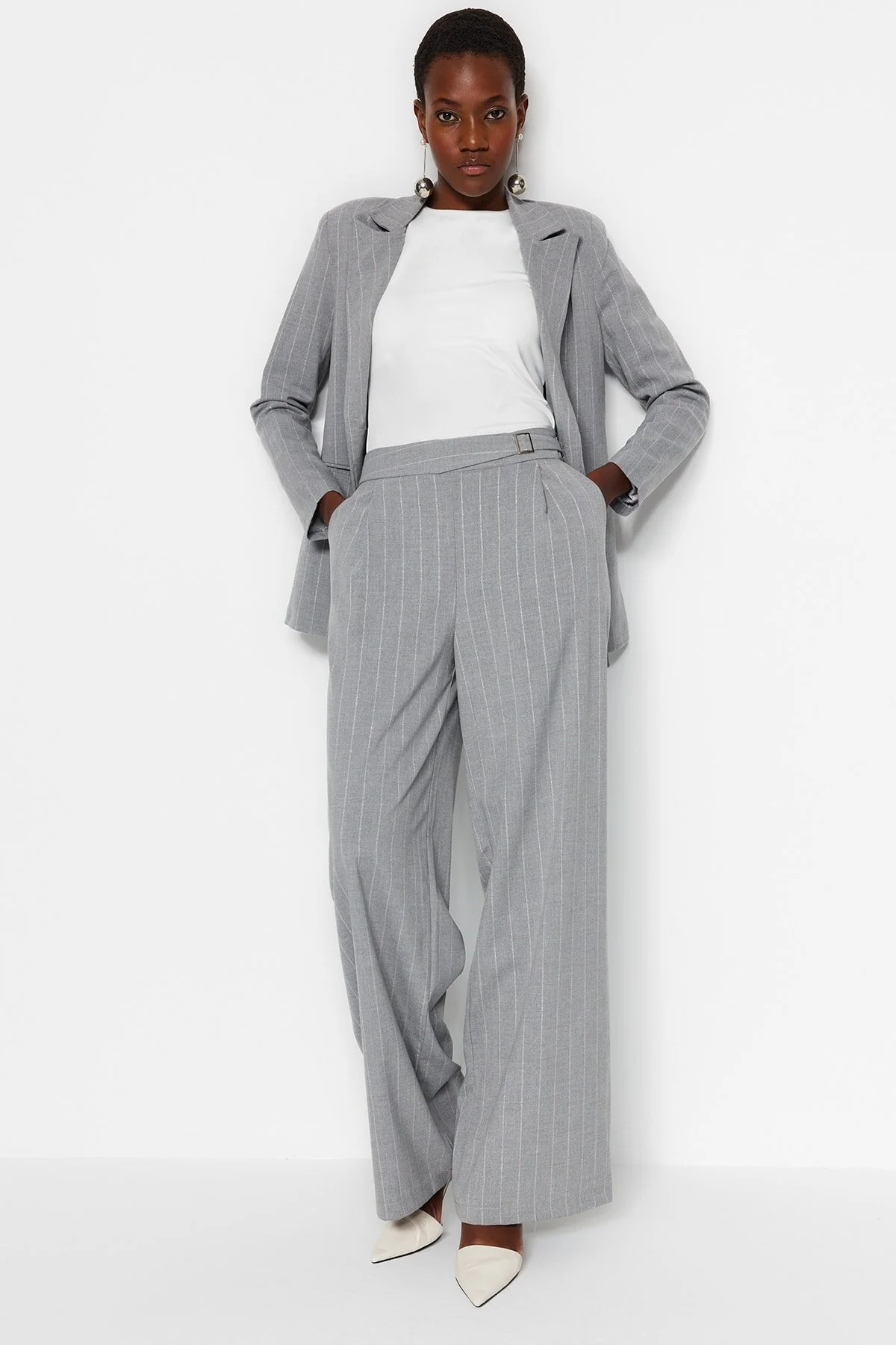 Trendyol Collection  Graue, gewebte, gestreifte Hose mit weitem Bein und glitzernden Details TWOSS23PL00223