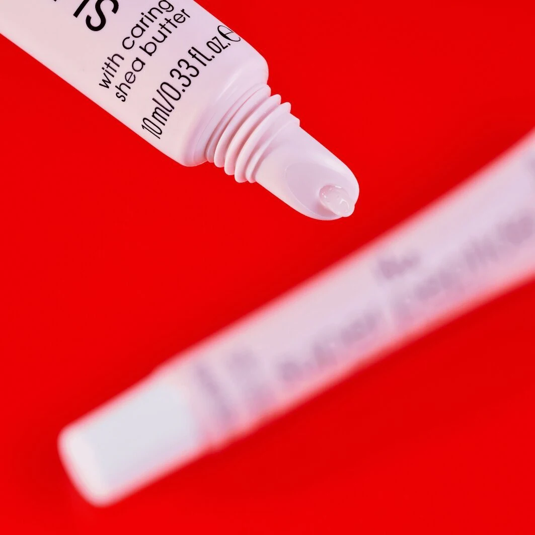 Essence Tratamentul lucios pentru buze cu super peptide