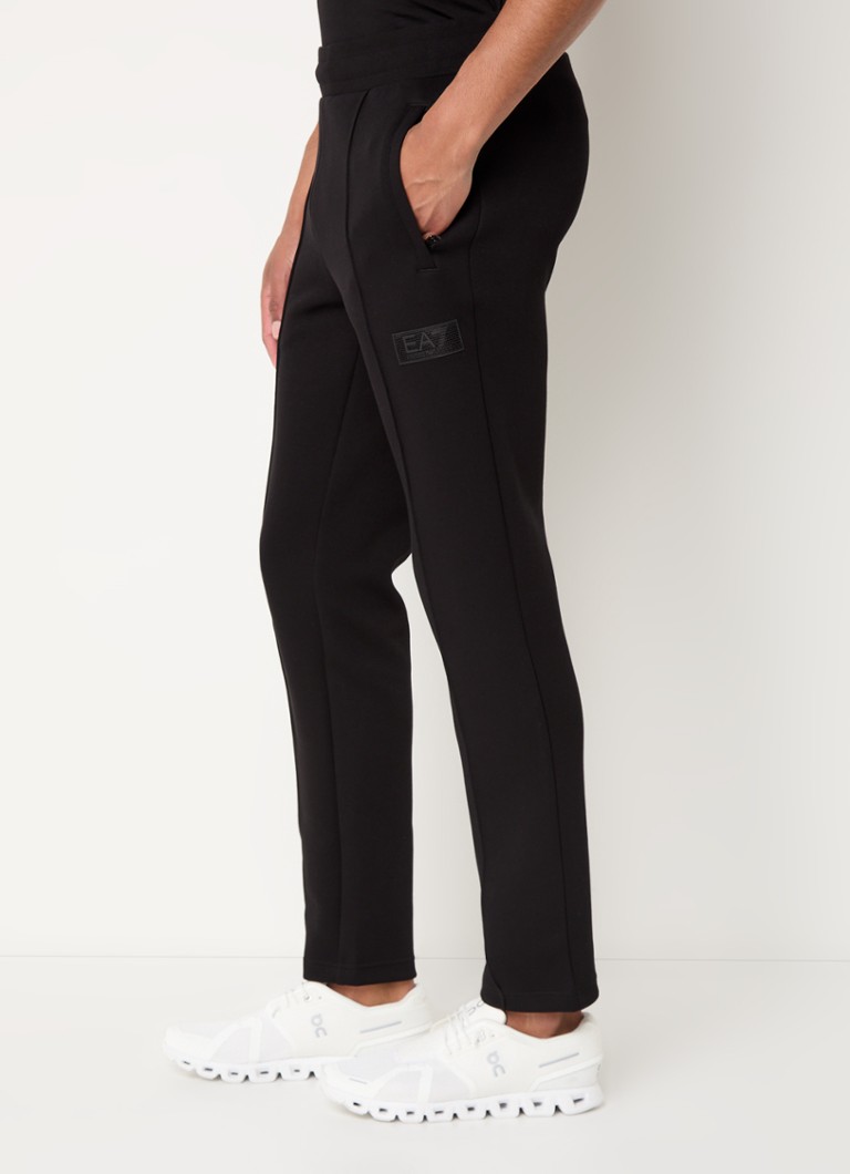 Pantaloni de trening slim fit de la Emporio Armani, cu logo și buzunare laterale.