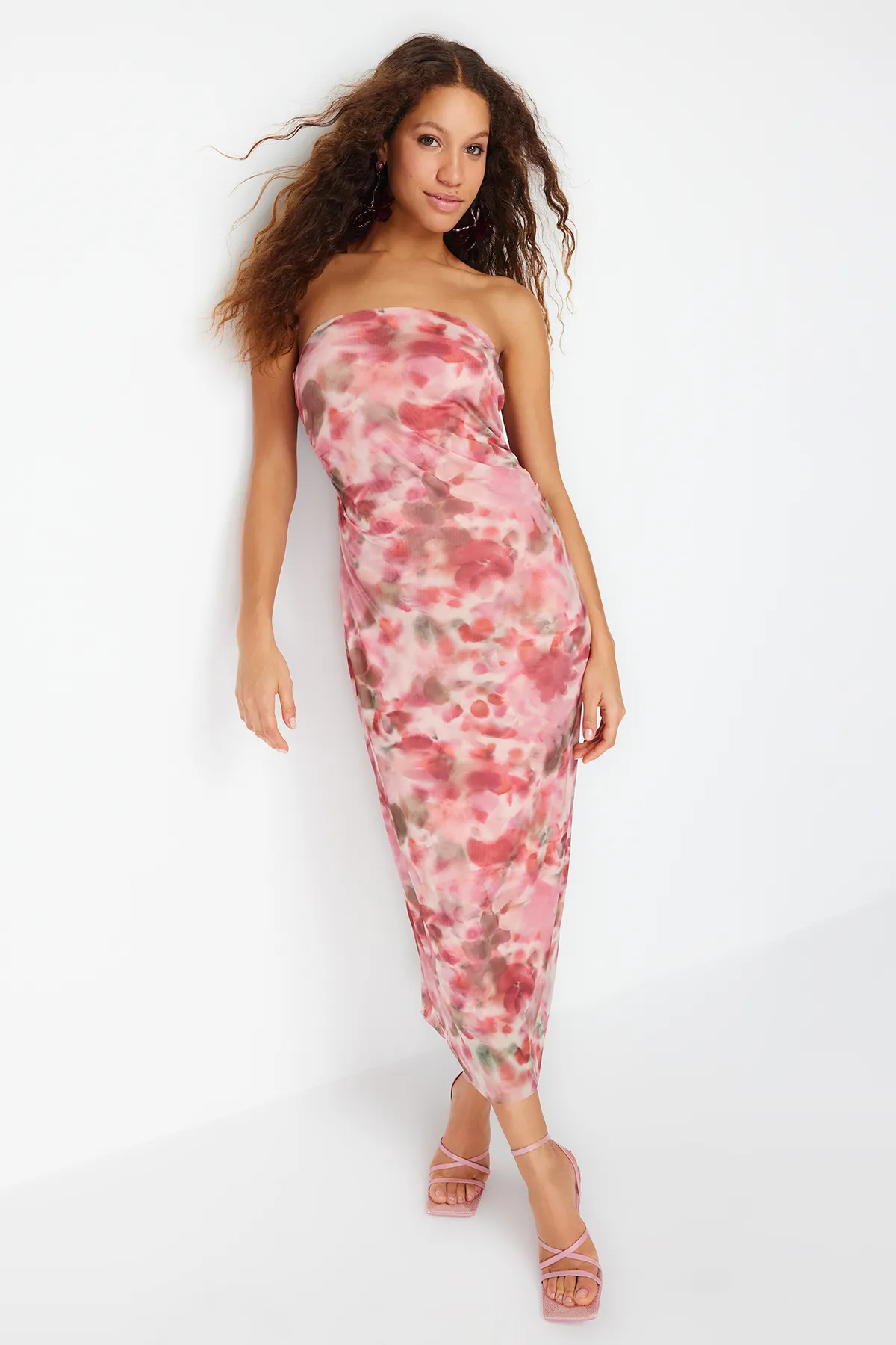 Trendyol Collection  Rosa, figurbetontes Maxi-Bleistiftkleid aus flexiblem Strick mit detailliertem abstraktem Muster TWOSS24EL00081
