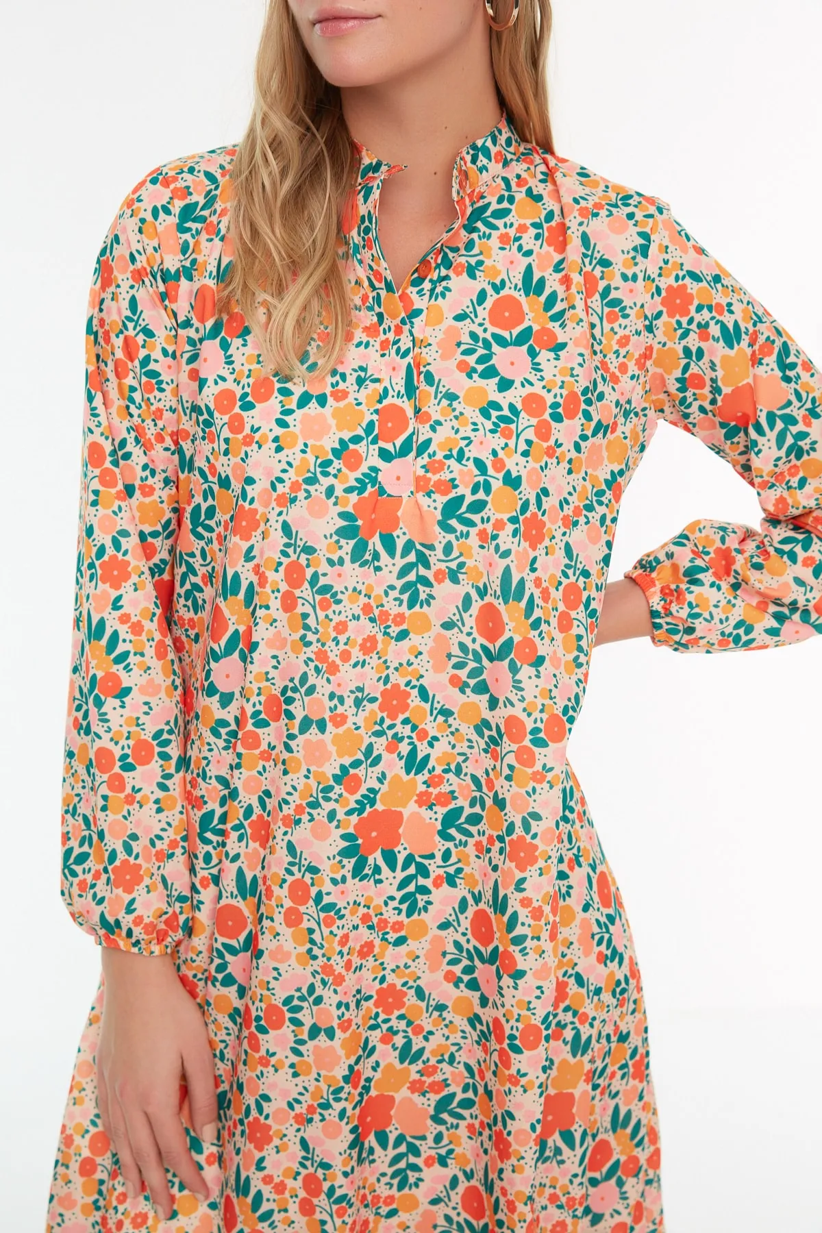 Trendyol Modest  Oranges, florales, gewebtes Kleid mit halber Knopfleiste und Rüschenspitze, gefüttert TCTSS21EL3353