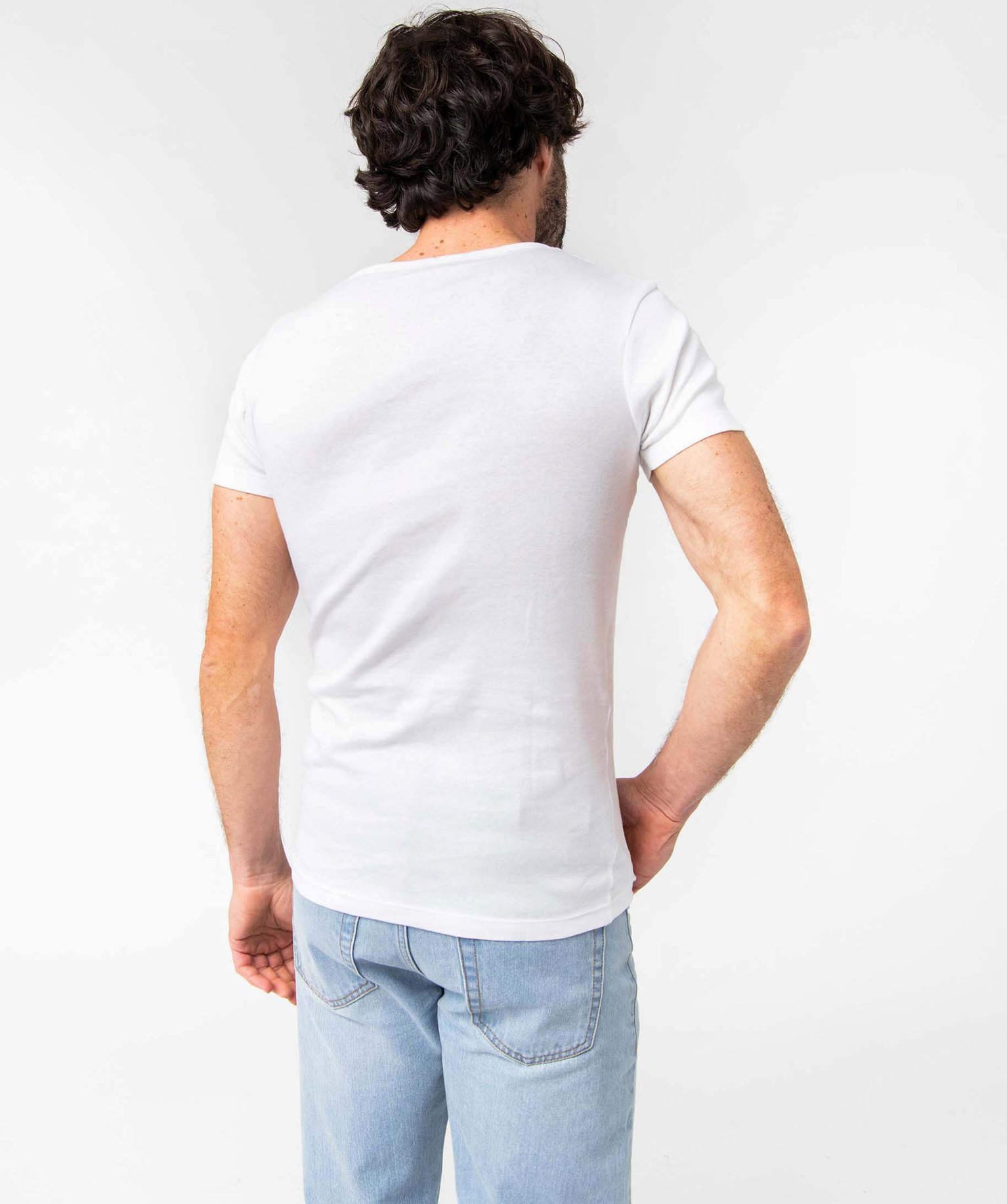 Tee-shirt homme à manches courtes et col V en coton biologi... blanc | GEMO