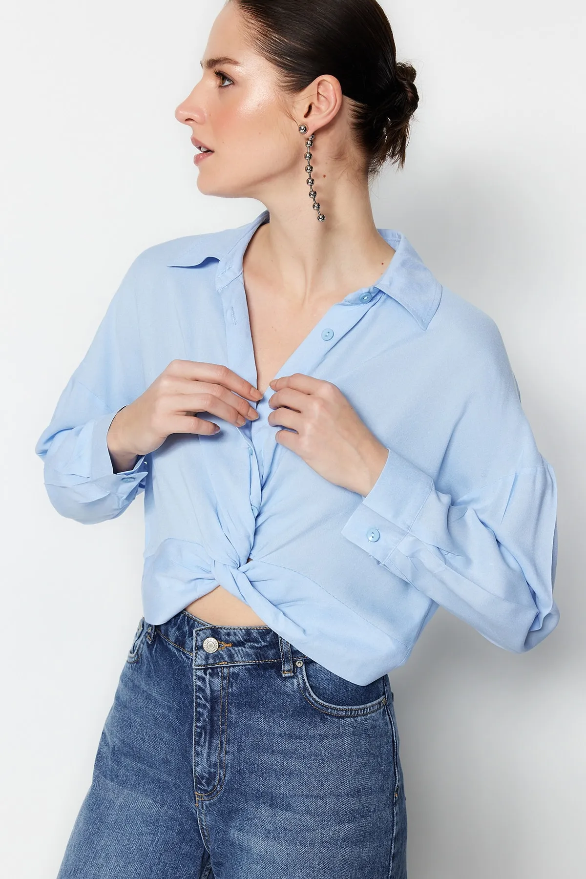 Trendyol Collection  Hellblaue geraffte Webbluse TWOSS23BZ00442