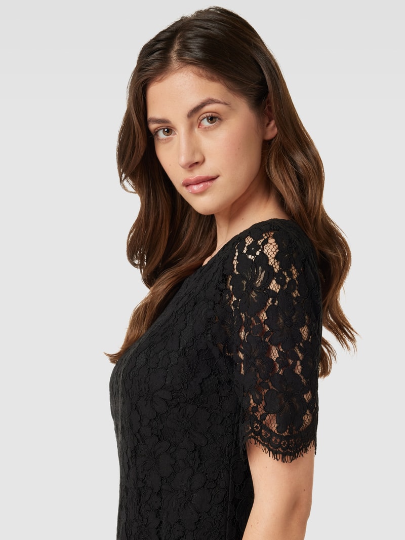 Knielanges Kleid mit Lochmuster in schwarz