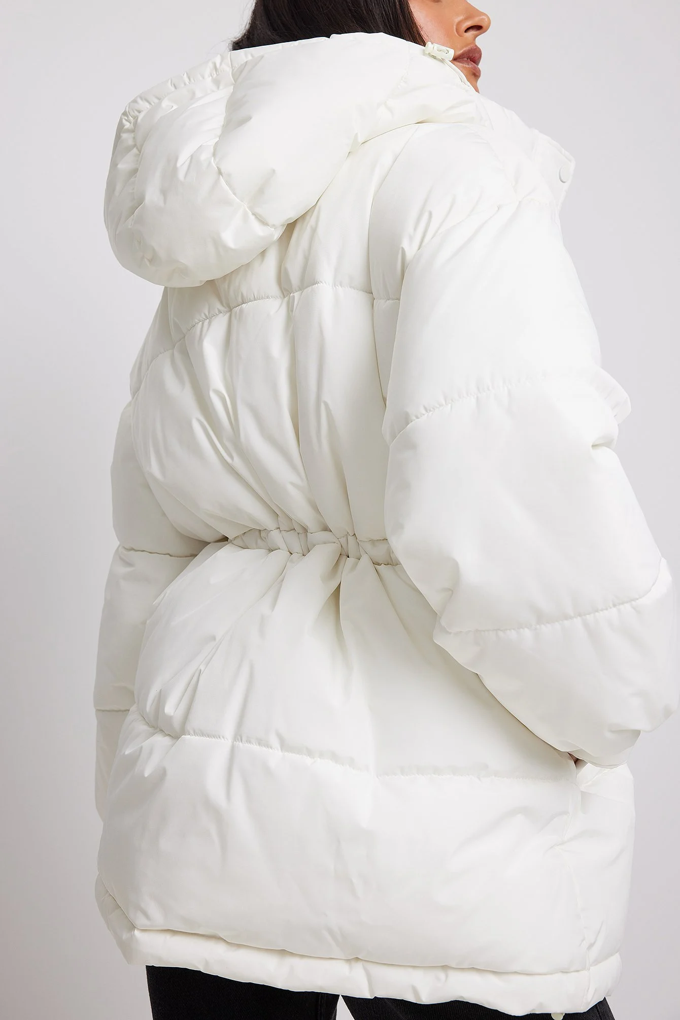 Recycelte gefütterte Jacke mit Kordelzug an der Taille