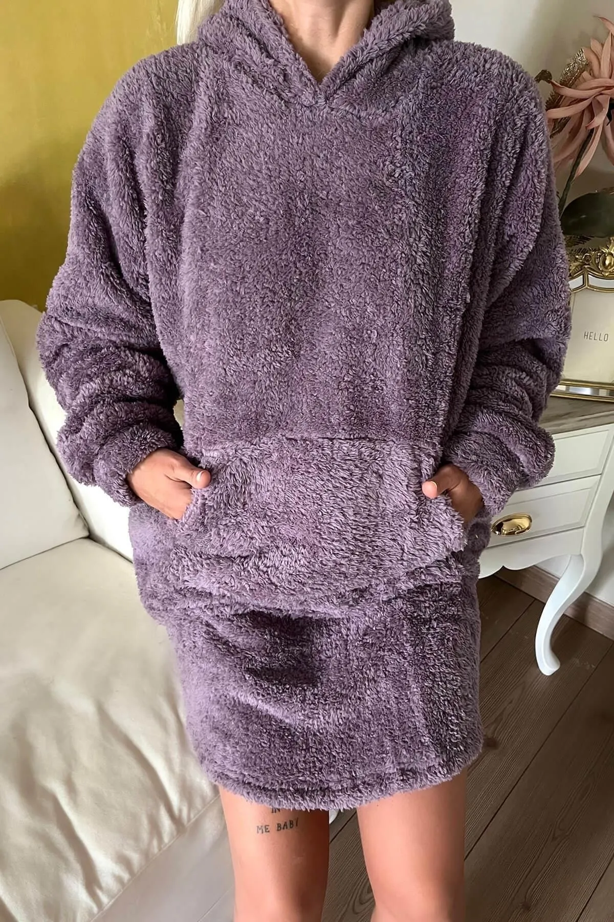 Pijamaevi  Lilafarbener, übergroßer Sweat-Poncho-Pyjama aus Vollplüsch mit Kapuze