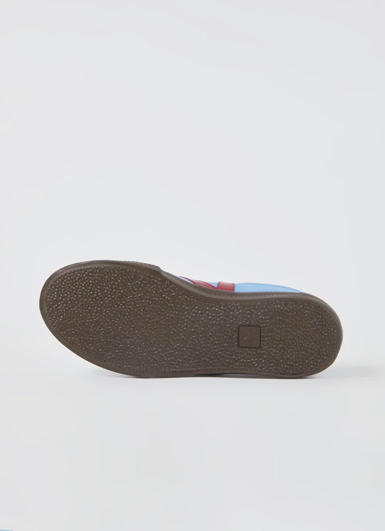 Odkryj buty Volley wykonane ze zamszu ze skórzanymi detalami.