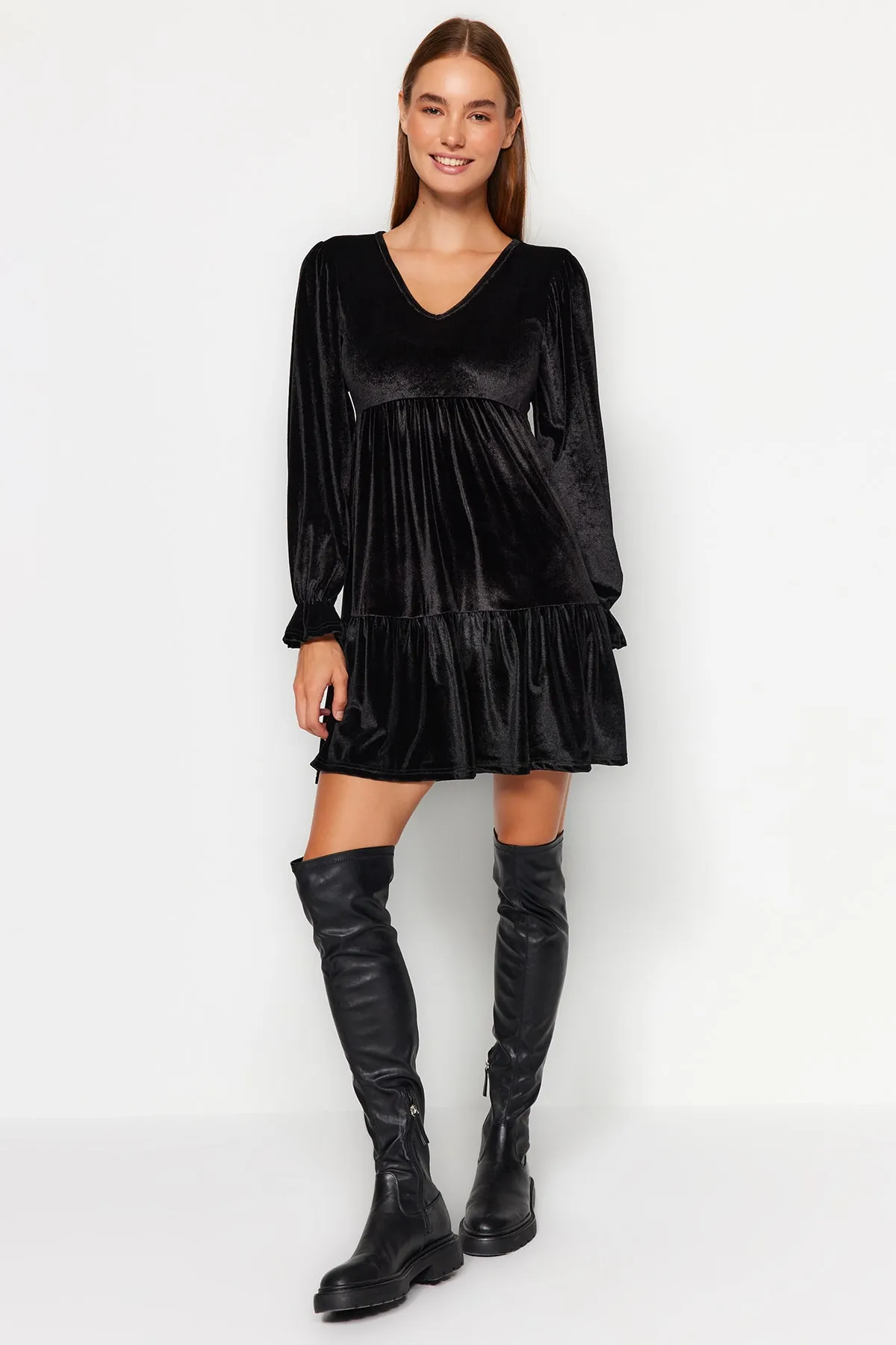 Trendyol Collection  Schwarzes Mini-Strickkleid aus Samt mit V-Ausschnitt und Skater-/Taillenausschnitt TWOAW24EL00381