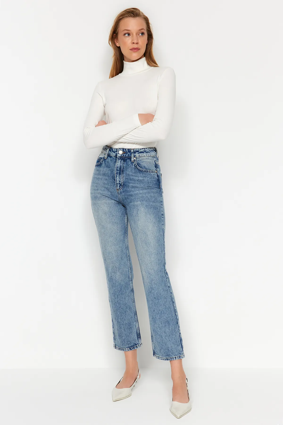 Trendyol Collection  Dunkelblaue gerade Jeans mit hoher Taille TWOAW24JE00082