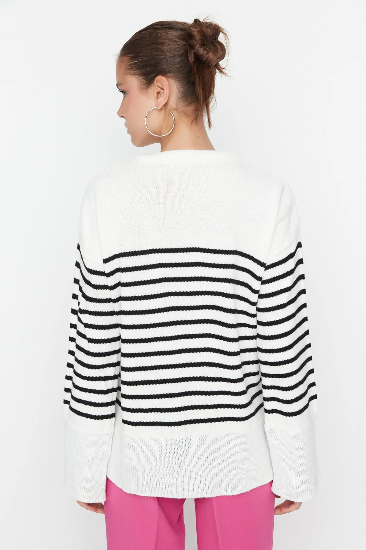 Trendyol Collection  Ecrufarbener, gestreifter Strickpullover mit weiter Passform TWOAW23KZ01031