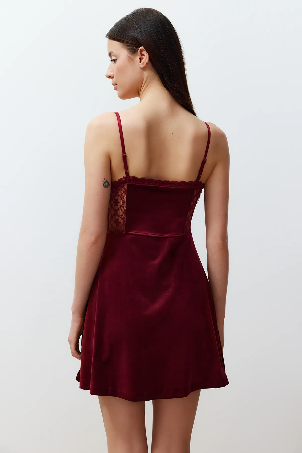 Trendyol Collection  Burgunderrotes, weiches Nachthemd aus Cordstrick mit Spitzendetail und Trägern THMAW24GC00000