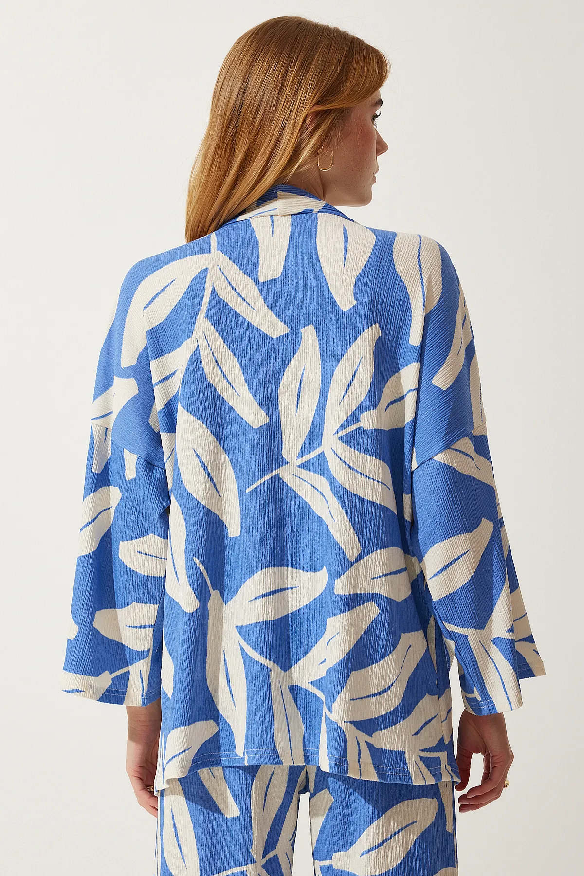 Happiness İstanbul  Himmelblaues gemustertes Crinkle-Sommerjacke-Palazzo-Set für Damen DD01304