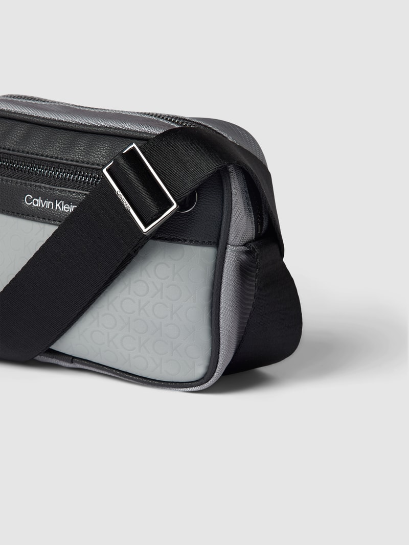 Umhängetasche mit Label-Details Modell 'CAMERA' in hellgrau