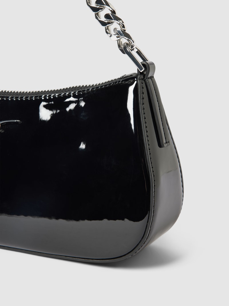 Handtasche mit Label-Detail Modell 'CHRIS' in schwarz