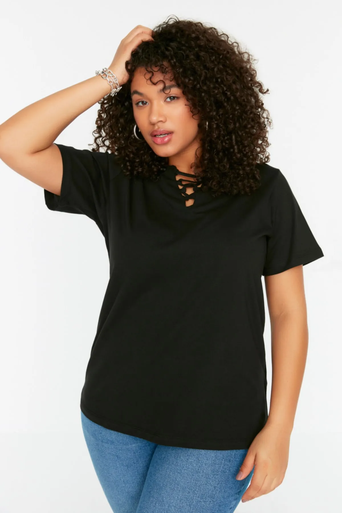 Trendyol Curve  Gestricktes T-Shirt mit schwarzem Kragen und detailliertem Kragen TBSSS22TS1027