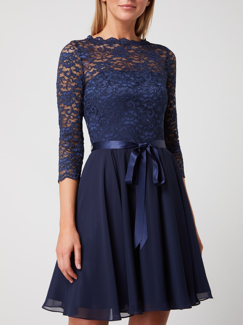 Brautkleid aus floraler Spitze in dunkelblau