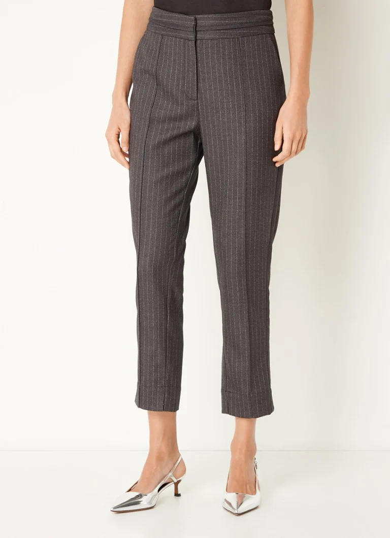 Pantaloni Aaiko Parene cu croială mulată, talie înaltă, bretele delicate și buzunare laterale.