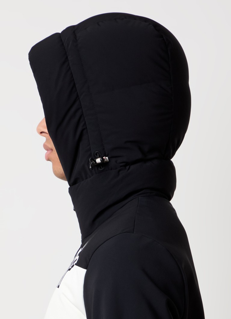Moncler-tikkitakki, jossa logo ja vetoketjutaskut