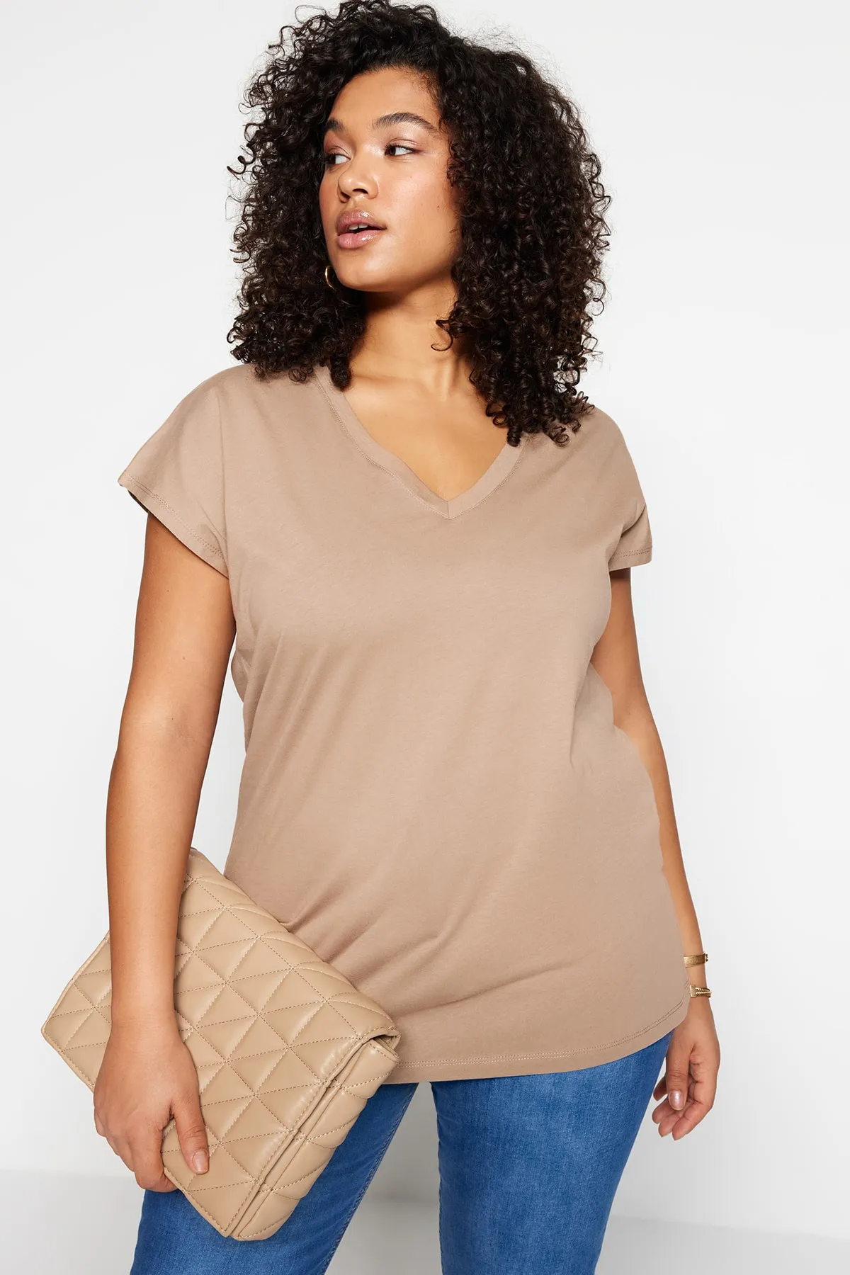 Trendyol Curve  Nerzfarbenes Boyfriend-Strick-T-Shirt mit V-Ausschnitt und Schlitz TBBSS22BF0036