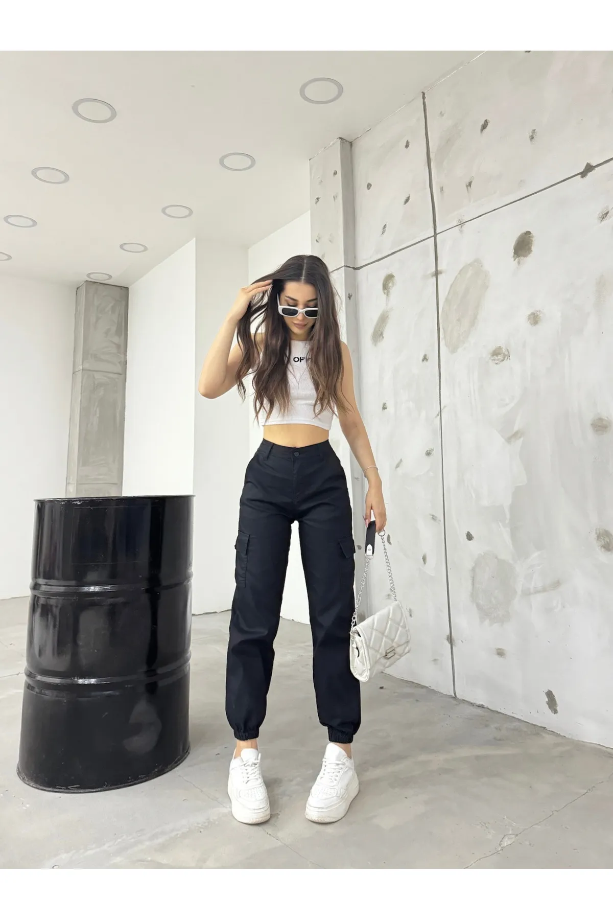 BİKELİFE  Schwarze Hose aus Gabardine-Stoff mit Cargotaschen