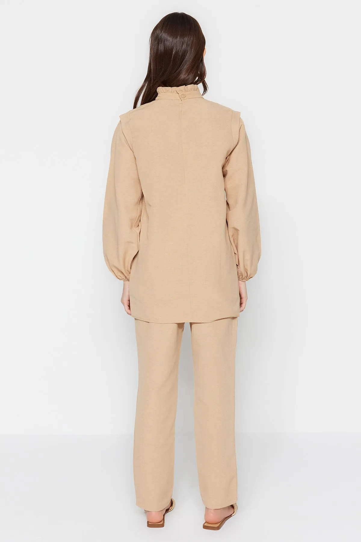 Trendyol Modest  Beiges Tunika-Hosen-Set mit Gipe-Detail in Leinenoptik TCTSS23US00075
