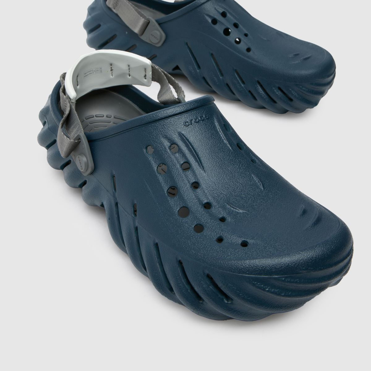 Crocs Echo klumpa szandál kék színben