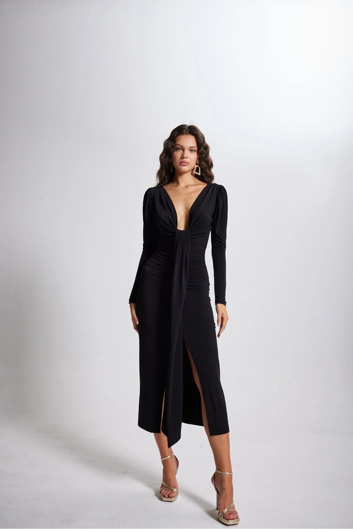 HOLLY LOLLY  Maxi-Moonlight-Kleid mit V-Ausschnitt und Wassermelonenärmeln in Schwarz