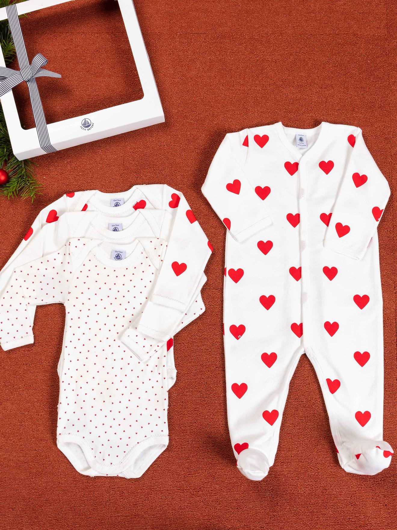 Coffret cadeau coeurs bébé PETIT BATEAU blanc imprimé