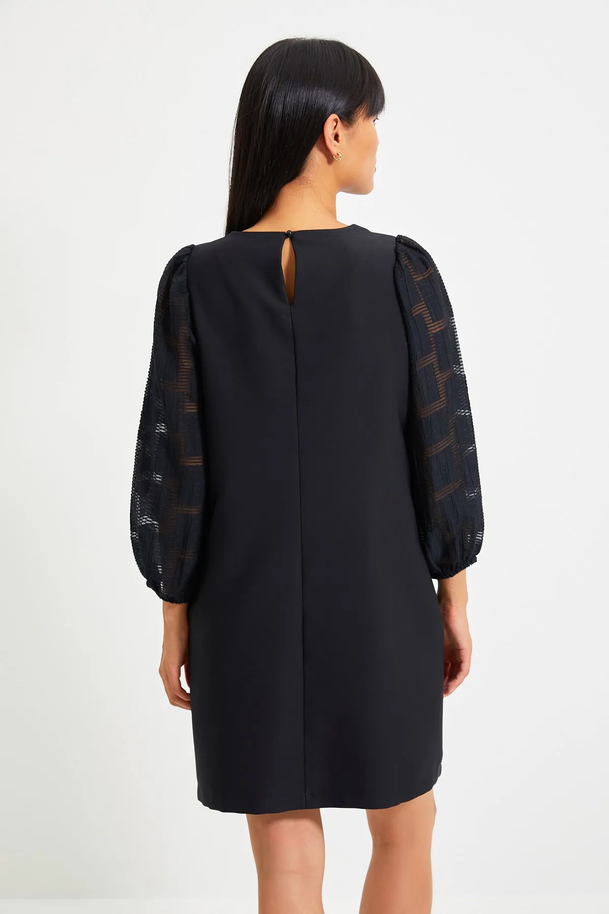 Trendyol Collection  Schwarzes Webkleid mit weiten Ärmeln und detailliertem Ausschnitt TWOAW22EL0124