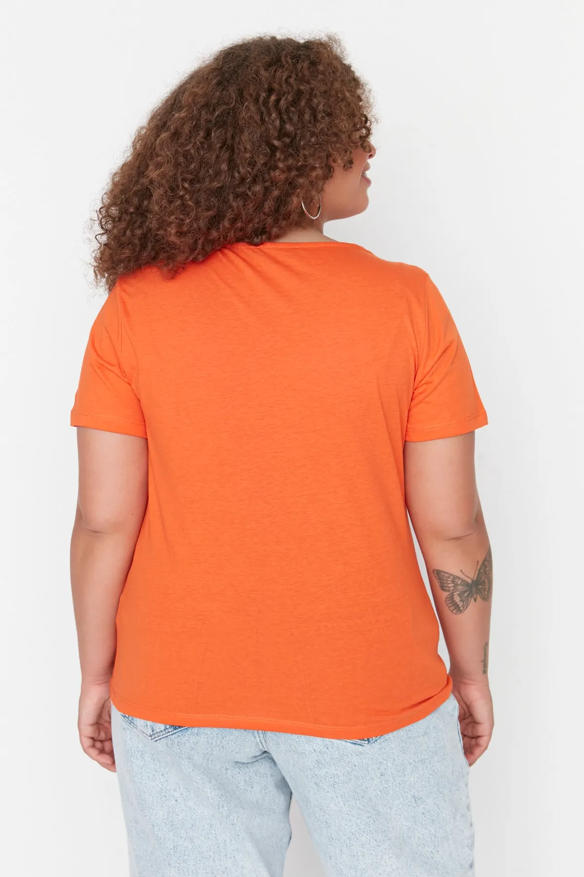 Trendyol Curve  Gestricktes T-Shirt mit orangefarbenem Fenster/Cut-Out-Detail TBSSS22BF00001