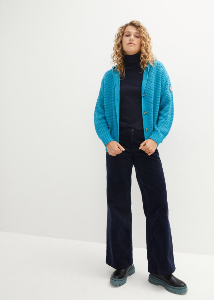 Strickjacke mit großen Knöpfen und Kapuze